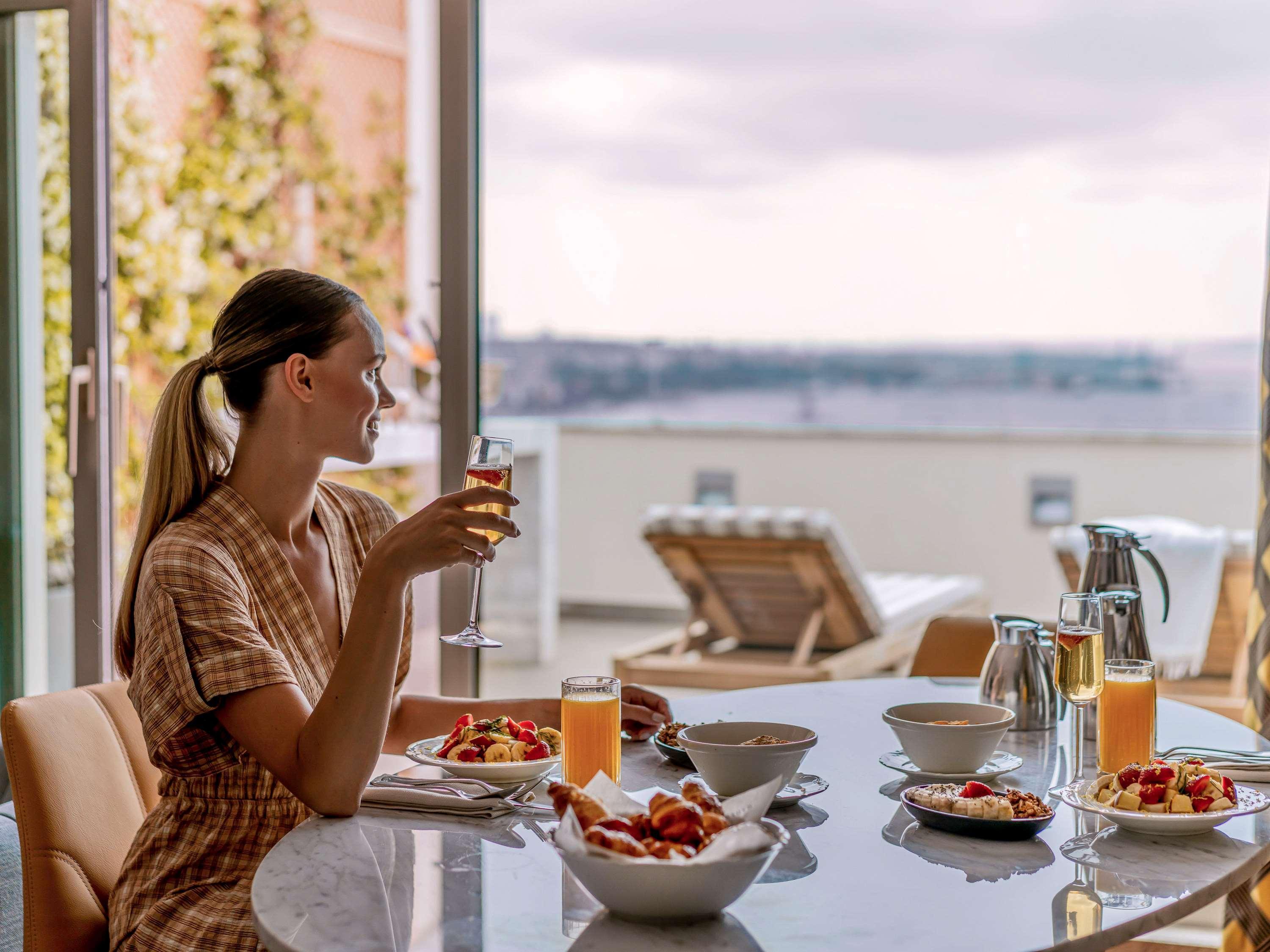 The Artisan Hotel Istanbul - Mgallery Collection Ngoại thất bức ảnh A woman enjoying a meal